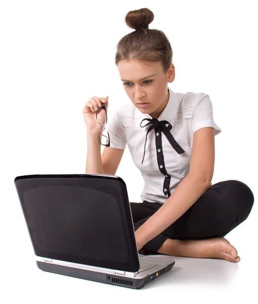 Güzel bir kız yere oturmak ve inşaat üstünde a laptop — Stok fotoğraf