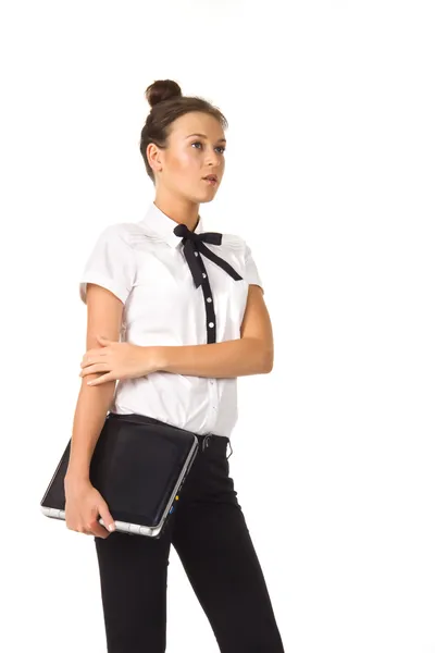 女人站在白色的背景 手里握着一台笔记本电脑被隔绝的图片 — 图库照片