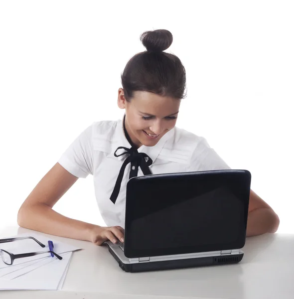 Γυναίκα με γυαλιά κάθεται και εργάζεται στο lap-top — Φωτογραφία Αρχείου