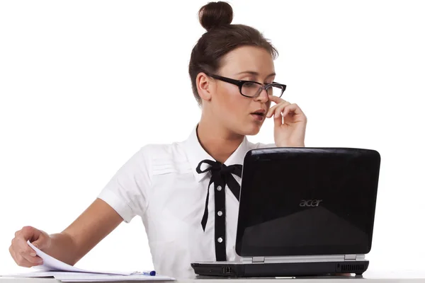 Γυναίκα με γυαλιά κάθεται και εργάζεται στο lap-top — Φωτογραφία Αρχείου
