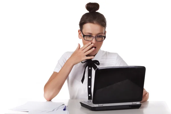 Donna Con Gli Occhiali Siede Lavora Laptop Una Serie Lavori — Foto Stock