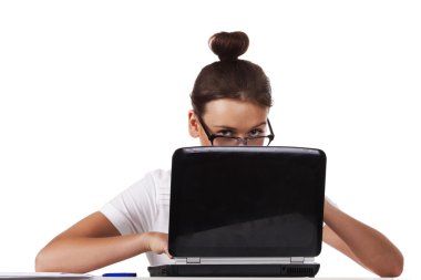 kadın gözlük oturur ve dizüstü bilgisayar üzerinde çalışan