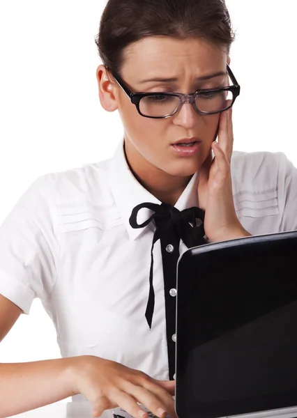 Mulher Com Óculos Senta Trabalhando Laptop Uma Série Trabalho Escritório — Fotografia de Stock