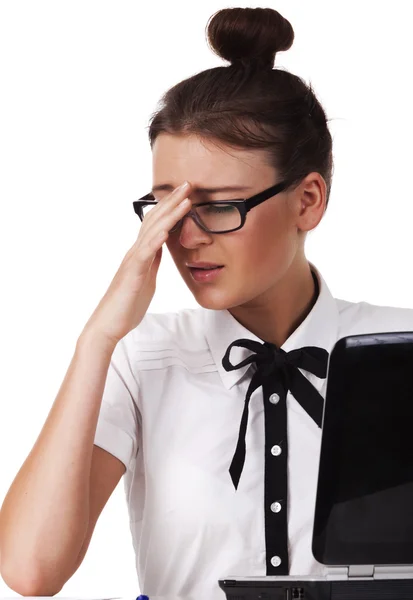 Mujer Con Gafas Sienta Trabaja Portátil Una Serie Trabajos Oficina —  Fotos de Stock
