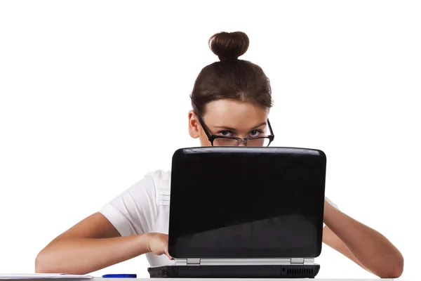Donna con gli occhiali si siede e lavora sul computer portatile — Foto Stock