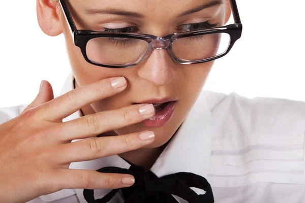 Mädchen mit Brille bedeckt Mund mit der Hand — Stockfoto