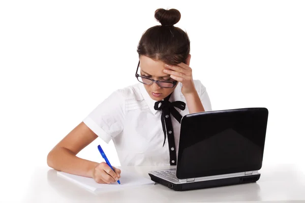 Mulher com óculos senta-se e trabalhando no laptop — Fotografia de Stock