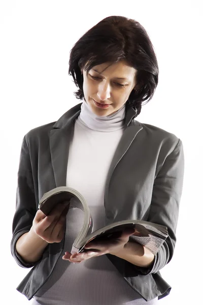 Kobieta Czytająca Błyszczący Magazyn Białym Tle — Zdjęcie stockowe