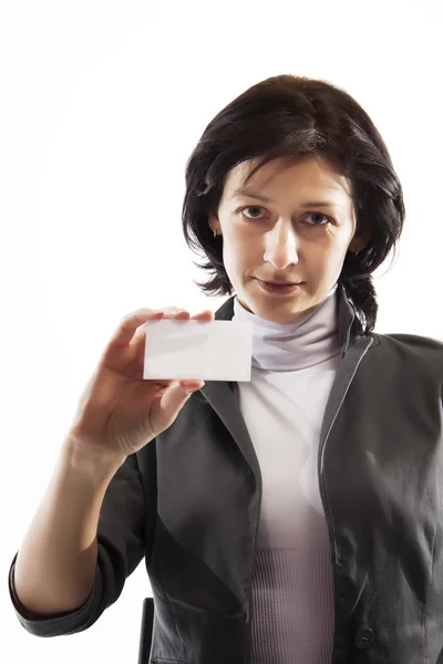 Uma mulher segura em suas mãos e mostra um cartão de visita — Fotografia de Stock