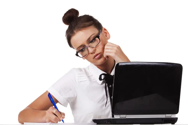 Mujer Con Gafas Sienta Una Mesa Trabaja Ordenador Portátil Una —  Fotos de Stock