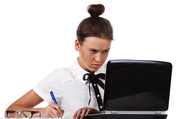 Frau mit Brille sitzt an einem Tisch und arbeitet am Laptop — Stockfoto