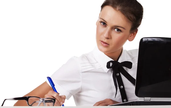 Молода Жінка Окулярах Сидить Столом Комп Ютер Ноутбука Проходить Через — стокове фото