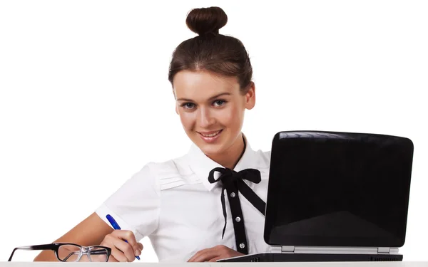 Mujer joven con gafas sentada en una mesa tomando notas en el documento —  Fotos de Stock