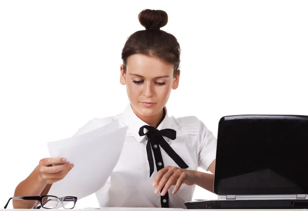眼鏡をかけて デスク ノート パソコンの後ろに座っている若い女性の文書を通過します 近代的な風通しの良い所シリーズ — ストック写真