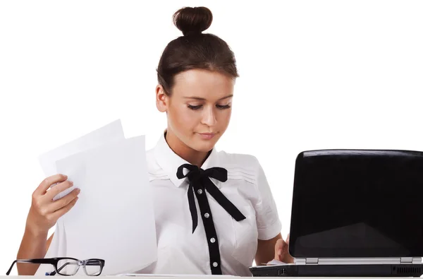 眼鏡をかけて デスク ノート パソコンの後ろに座っている若い女性の文書を通過します 近代的な風通しの良い所シリーズ ストック画像