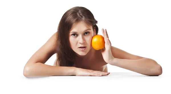 Die Frau Mit Der Orangefarbenen Frucht Das Isolierte Bild — Stockfoto