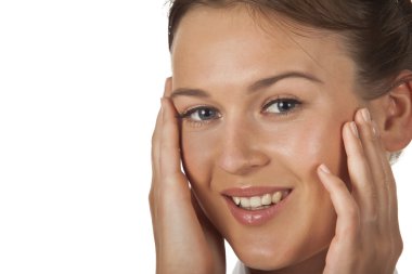 Portret van vriendelijk lachende vrouw brunette. geïsoleerde afbeelding op witte achtergrond.