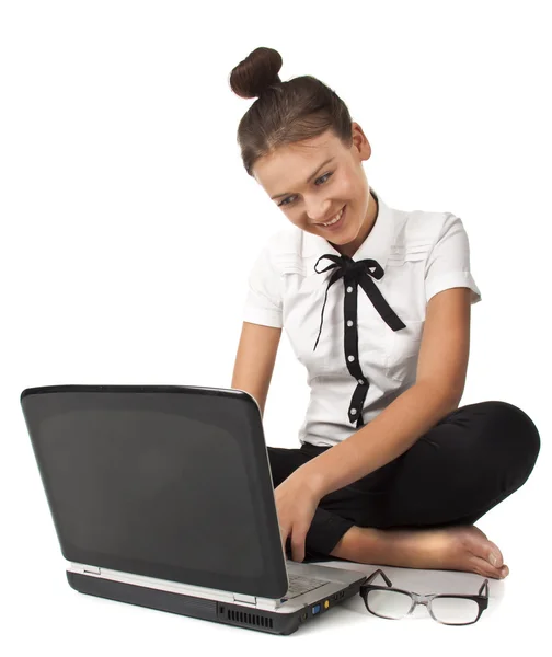 Красива дівчина сидить на підлозі і працює на ноутбуці — стокове фото