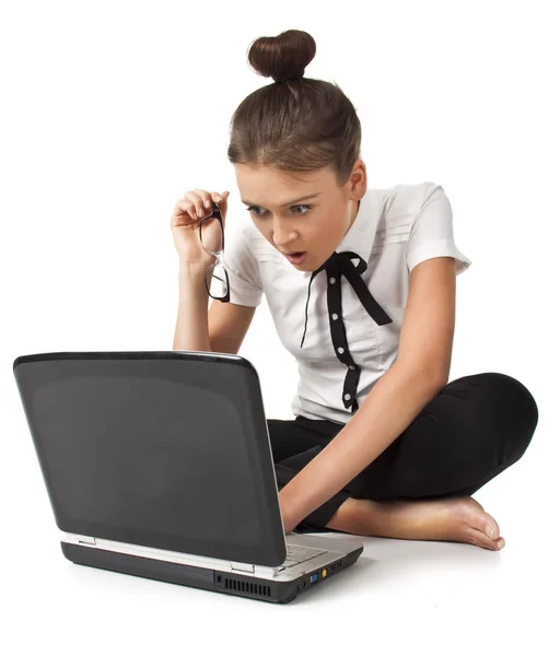 Όμορφο κορίτσι που κάθεται στο πάτωμα και λειτουργεί σε ένα φορητό υπολογιστή — Φωτογραφία Αρχείου