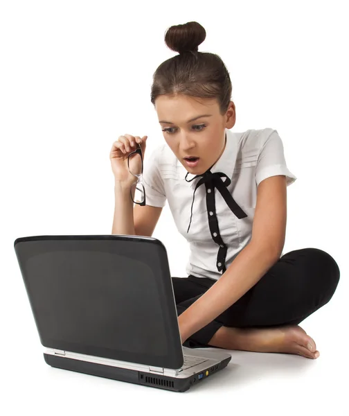 Gyönyörű Lány Földön Szerkezet Egy Laptop Elszigetelt Fehér Háttér Diák — Stock Fotó