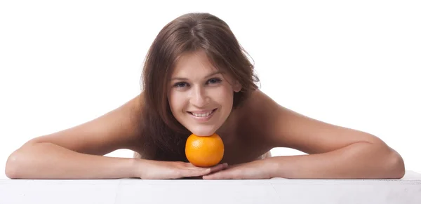 Жінка з апельсиновим фруктом — стокове фото