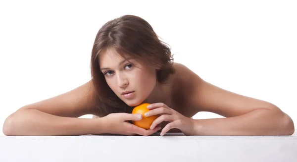 A mulher com uma fruta de laranja — Fotografia de Stock