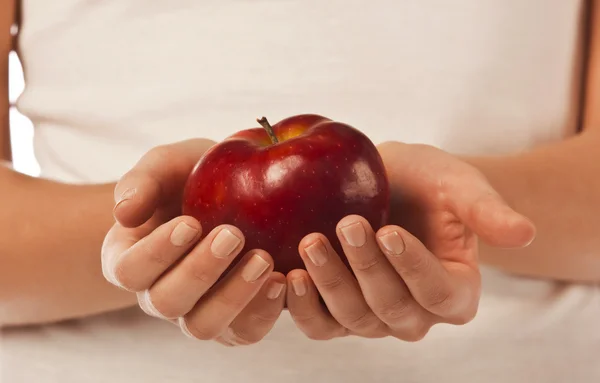 Manzana roja fresca en una mano de mujer — Foto de Stock