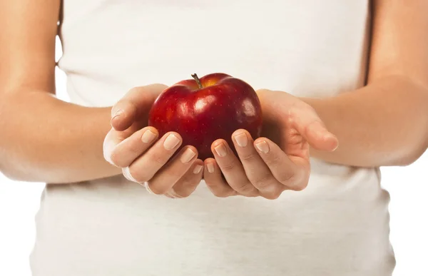 Rött äpple i en kvinna hand — Stockfoto