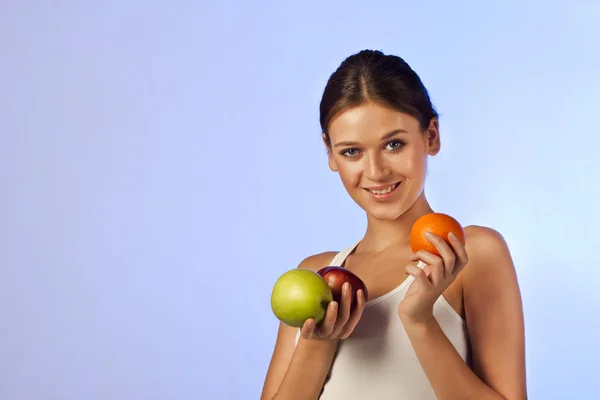 Güzel esmer bir meyve elma portakal holding — Stok fotoğraf