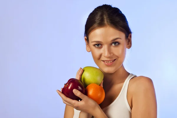 Güzel esmer bir meyve elma portakal holding — Stok fotoğraf