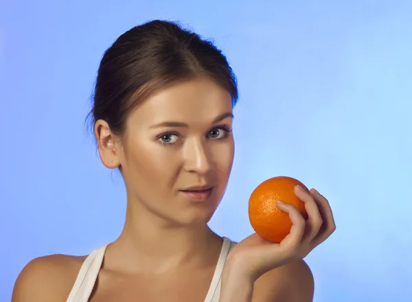 Die Frau mit der orangen Frucht — Stockfoto