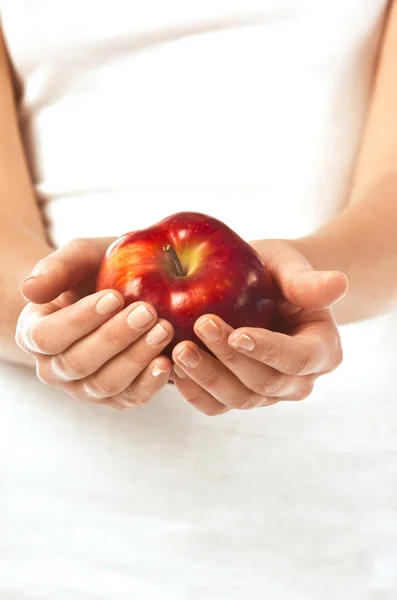Manzana roja fresca en una mano de mujer Fotos De Stock
