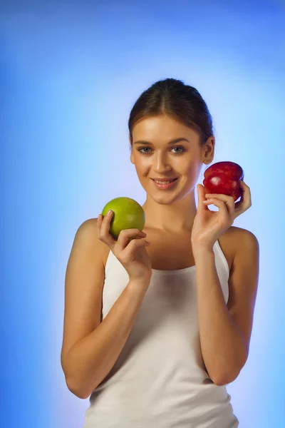 Jeune belle brune tient deux pommes — Photo