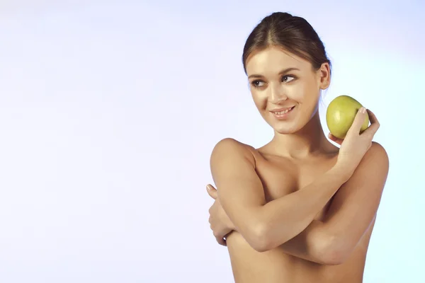 Topless lachende mooie jonge vrouw met apple — Stockfoto