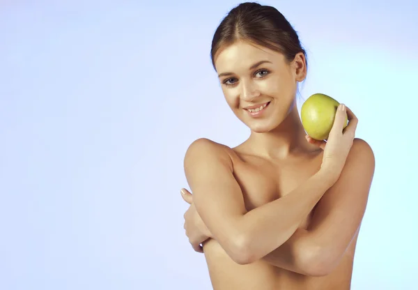 Τόπλες χαμογελώντας όμορφη νεαρή γυναίκα με το μήλο — Φωτογραφία Αρχείου