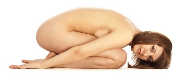 床の上に座っている裸の美しい女性 — ストック写真