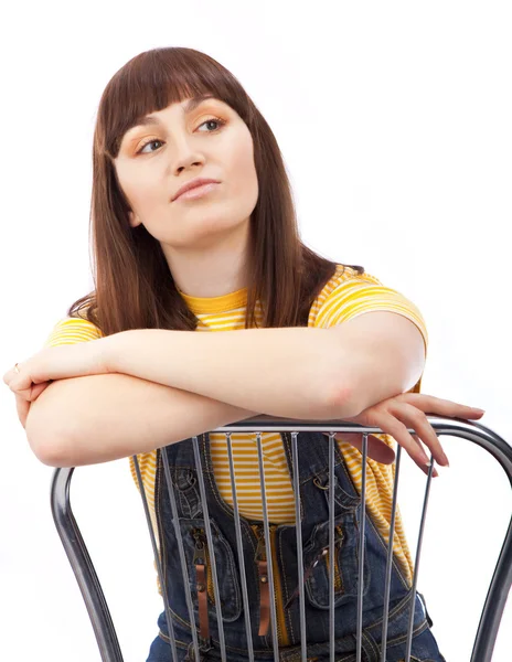 Mulher adulta positiva sentada em uma cadeira — Fotografia de Stock