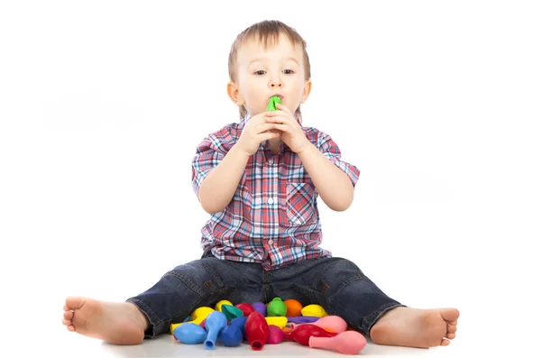 Petit garçon jouant avec des boules gonflables colorées — Photo