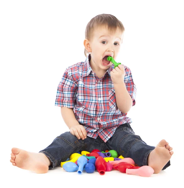 Kleine jongen spelen met opblaasbare ballen gekleurde — Stockfoto