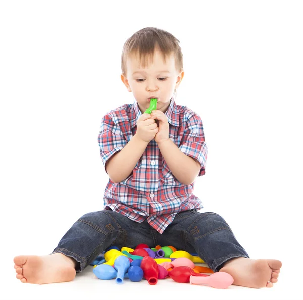 Menino brincando com bolas infláveis coloridas — Fotografia de Stock