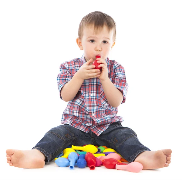 色のインフレータブル ボールで遊んで小さな男の子 — ストック写真