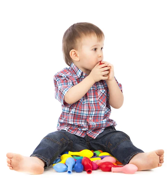 Kleiner Junge spielt mit aufblasbaren bunten Bällen — Stockfoto