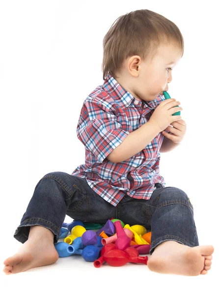Kleine jongen spelen met opblaasbare ballen gekleurde — Stockfoto