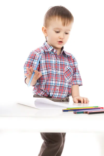 Mały chłopiec w tabeli zwraca z kredki — Zdjęcie stockowe