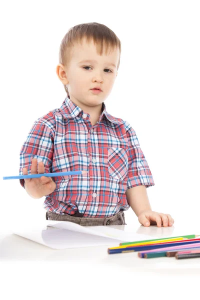 一个小男孩在桌上的用彩色铅笔绘制 — 图库照片