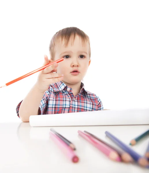 Ein kleiner Junge am Tisch zeichnet mit Buntstiften — Stockfoto