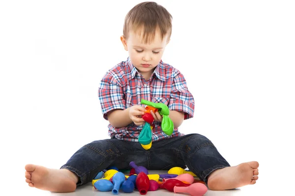 Malý chlapec hraje s nafukovací koule, barevné Stock Snímky