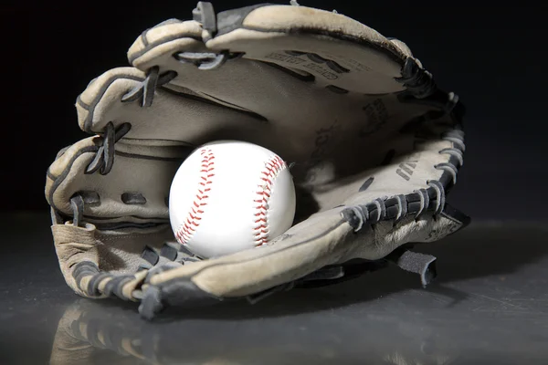 Baseballspiel Sportgeräte auf reflektierender Oberfläche — Stockfoto