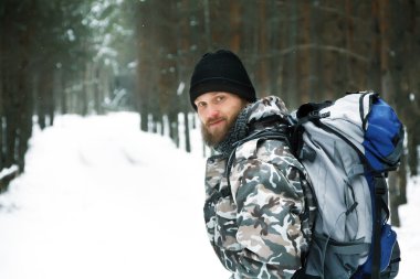 kış orman içinde sırt çantası ile yolcu