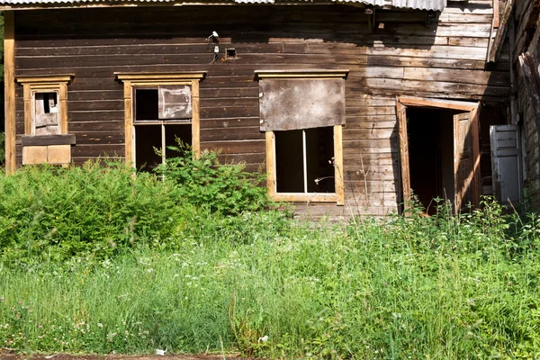 Old abandoned wooden house — Stock Photo, Image